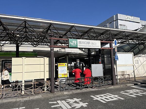 西川口駅まで　1100m　徒歩約15分●島式ホーム1面2線を有する地上駅。繁華街が広がり、飲食店や居酒屋の多い駅です。