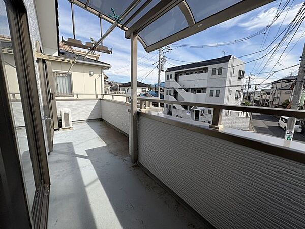 広いバルコニーでたくさんの洗濯物が干せます！一部屋根があるため急な雨でも安心です！