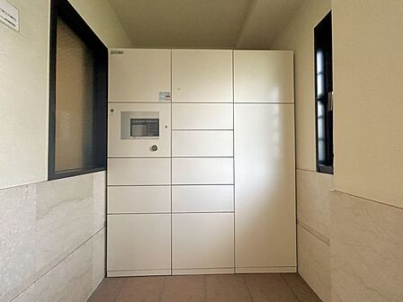 宅配ボックス付き!遅い帰宅でも荷物が受け取れます。不在時の荷物の受取りに大変便利です◎