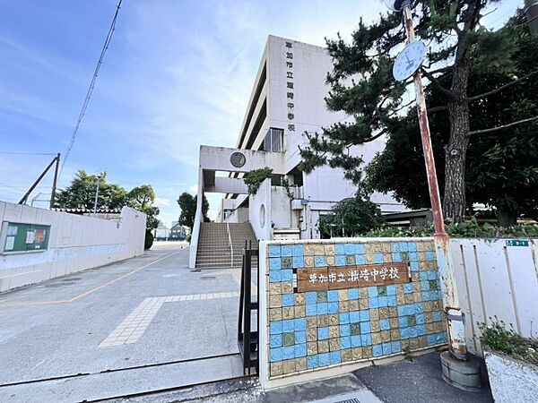 瀬崎中学校まで　1300m　徒歩約17分　教育目標：自らの生き方を考え、実践する生徒の育成「よりよく生きる」　生徒数：643人（令和5年5月1日現在）