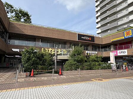 いなげや草加谷塚店まで 544m 徒歩約7分 営業時間10:00~22:00の駅前食品スーパー。同ビル内に大型100円ショップや本屋もあり、日常の買い物にとても重宝します。