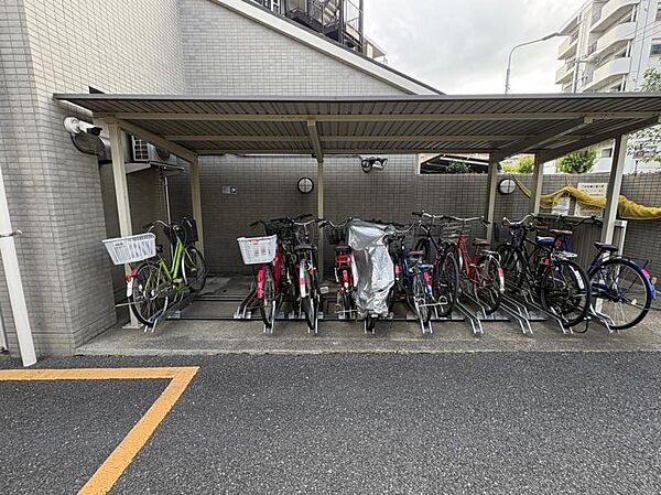 屋根の付いた駐輪場。天候の悪い日も慌てず乗り降りできますね。