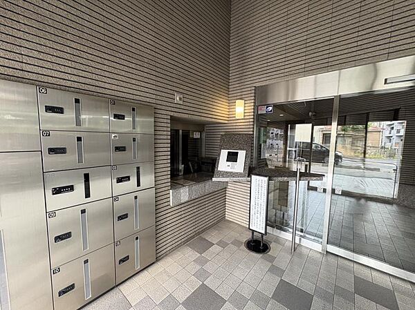 落ち着いた雰囲気のエントランス。宅配BOXがあり留守中の荷物の受け取りも安心です。