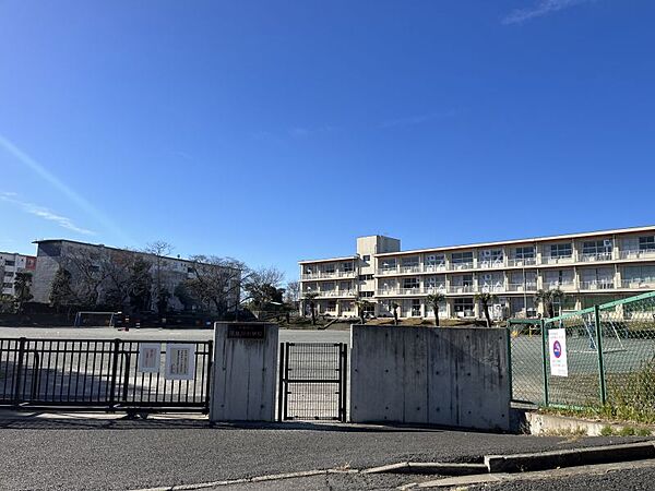花見川小学校　徒歩約3分　約200ｍ　「教育目標」豊かな心をもち 自ら学ぶ たくましい子供の育成。保護者・地域・学校の連携を大切にし、「教育目標」をめざした教育活動を推進します。