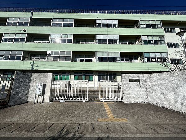 在家中学校　徒歩約15分（約1200ｍ）教育目標「心身ともにたくましい生徒・自ら進んで学ぶ生徒・豊かな情操を培う生徒」　【2023年度】1年生：119名　2年生：147名　3年生：140名