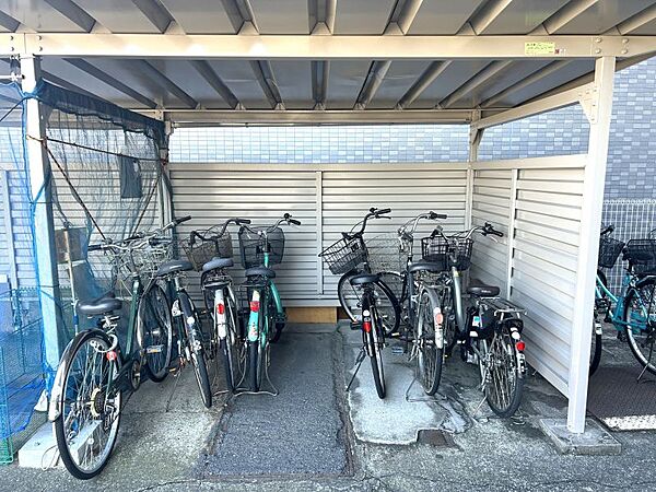 駐輪場になります。通勤通学に自転車を使われる方も安心です。