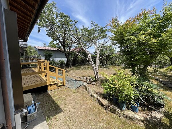 ダイニングやリビングと直接つながっているウッドデッキ。のんびりと日向ぼっこをしたり、テーブルを出して来てゆったり読書をするなど色々と使えます。庭にも直に下りられます。