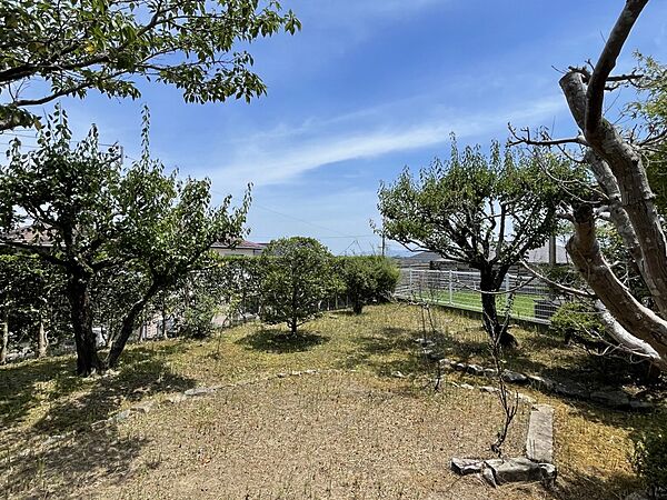 庭石を置いて季節の花や木々を植えて趣のある庭になっています。広い敷地なので野菜を作って家庭菜園にしたり、ドッグランにしてワンちゃんを遊ばせるスペースにしたりと用途は様々。