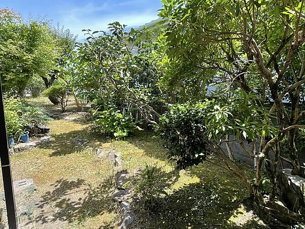 テラスのある敷地の南面は暖かな日差しが当たります。庭石があり低木が植わっています。定期的に庭師が剪定、草刈り等の作業を行い、スッキリしたきれいな庭を維持し続けてきました。