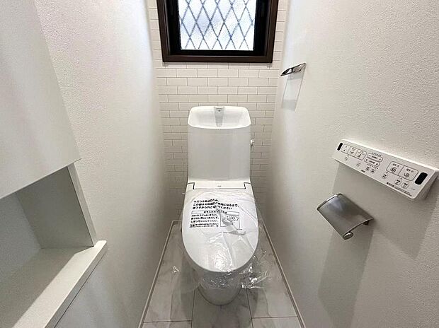 白を基調とした清潔感のあるトイレ