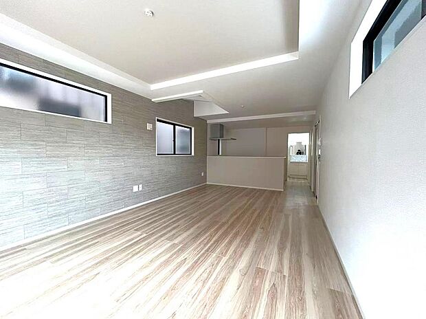 折上天井、吹き抜けで明るく開放感のあるリビングです