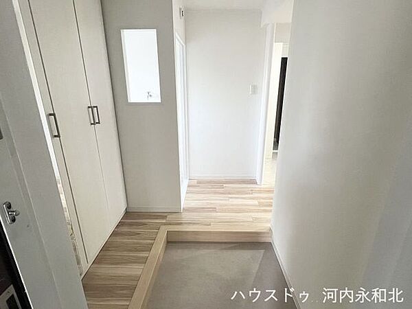 パッと明るい白の空間がお出迎え。家族もゲストも心地よく迎え入れる、清潔感あふれる玄関口です。