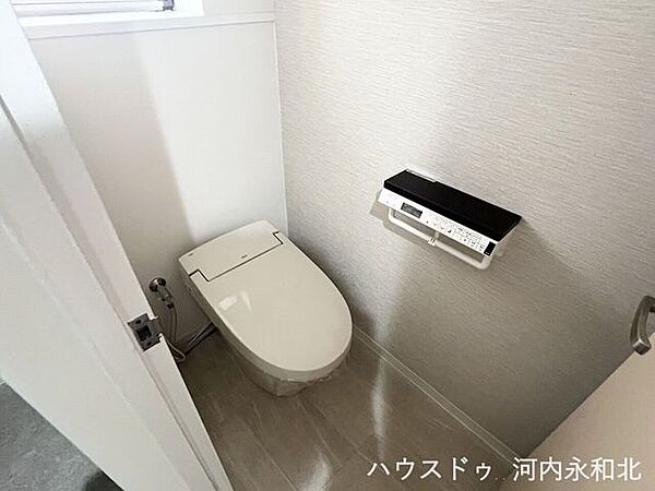 マンションでは珍しい窓付きのトイレ！自然換気がしやすく、いつでも爽やかな空気が流れます。