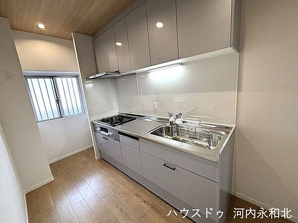 吊り棚収納もあるシステムキッチンです。シンクが広めのため、鍋などの大きな洗い物の際に便利ですね。