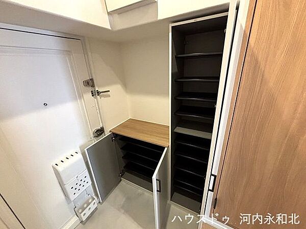 備え付けのシューズボックスはたっぷり収納できますね。