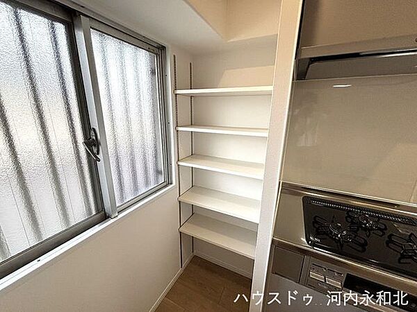 使い勝手に合わせて棚の高さを変えられる、便利な可動棚。 パントリーや日用品のストック置き場として。
