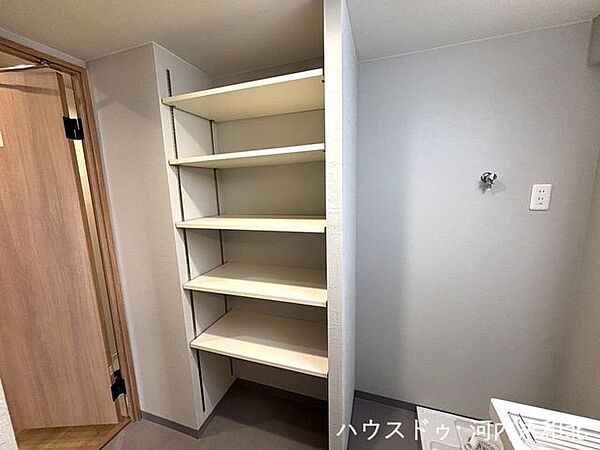 洗濯機置き場のすぐ横には便利な収納棚。洗剤やタオルなどを手の届く場所にスッキリまとめられます。