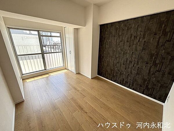 バルコニーからの陽光や風を感じられる洋室。