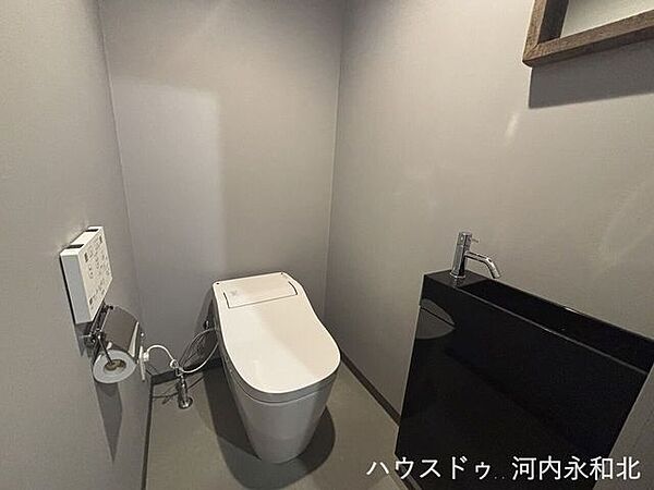 すっきりとしたタンクレス仕様。独立したモダンな手洗いカウンターで衛生面も快適。