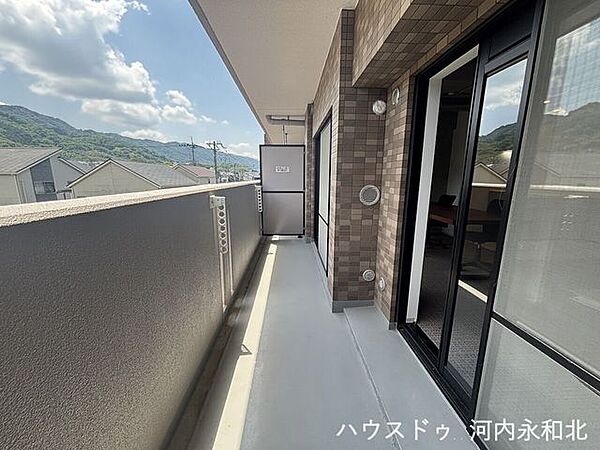 山並みを望む、開放感溢れるバルコニーです。