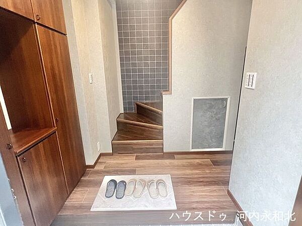 明るく清潔感のある玄関が、毎日の帰宅を心地よく迎えてくれます。