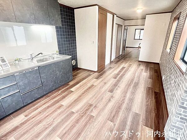 たくさんの窓からの光が透き通るような明るいリビング空間。