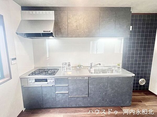 嬉しい食洗機付き。3口コンロでお料理も捗ります♪