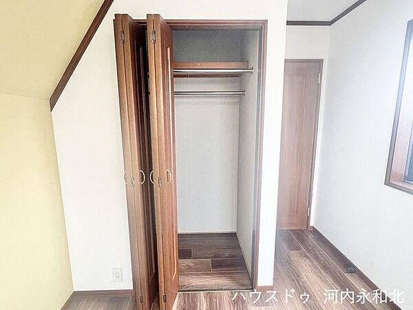 バルコニーに面した大きな窓があるため、室内に明るい光が差し込みます。