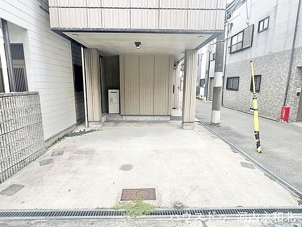 角地で広く使える駐車スペース。