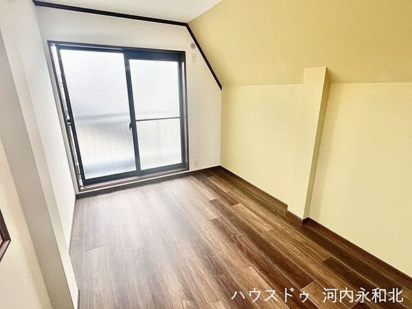 バルコニーからの陽光や風を感じられる洋室。