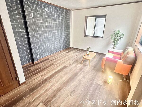 リビングと一続きで使える明るい洋室。クローゼットもついています。