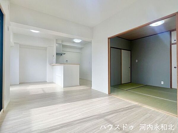 明るいリビングと、モダンな和室が心地よく調和。