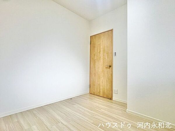 落ち着いた雰囲気でリラックスして過ごせる洋室5帖。