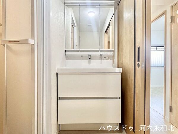 鏡の裏や足元に大容量の収納を確保。 小物が片付き、いつも清潔感ある空間を保てます。