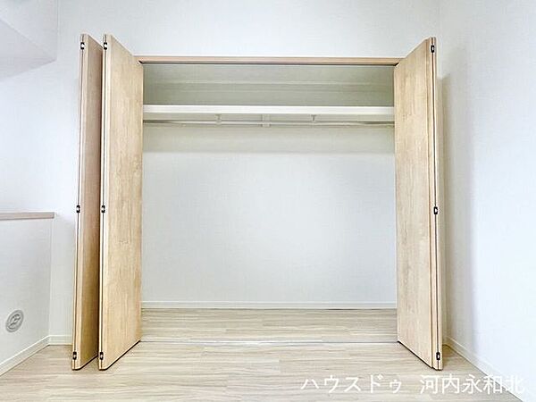 大容量の収納が付いた洋室。洋服・カバンや季節の電化製品などもこちらにきれいに収納。