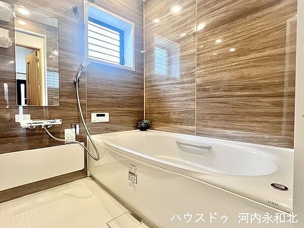 ゆったり足を伸ばせる浴槽で贅沢なひとときを。