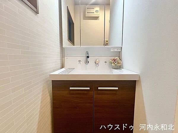 タイル調クロスがおしゃれ！三面鏡裏のたっぷり収納で洗面台をいつも綺麗にキープできます。