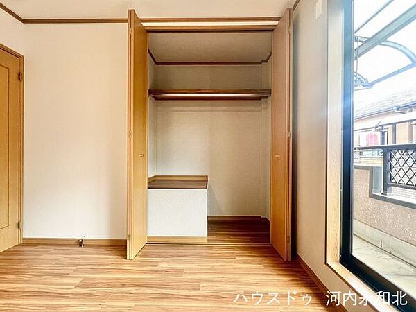 枕棚とハンガーパイプで抜群の収納力！衣装ケースも無理なく収まる便利な設計です。