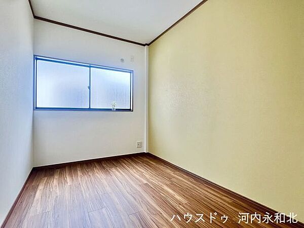 すりガラス窓で視線も安心！お気に入りのデスクを置いて、作業に集中できる一室に。