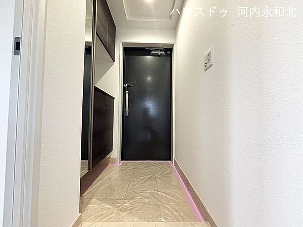 シックな建具が映えるモダンな玄関。