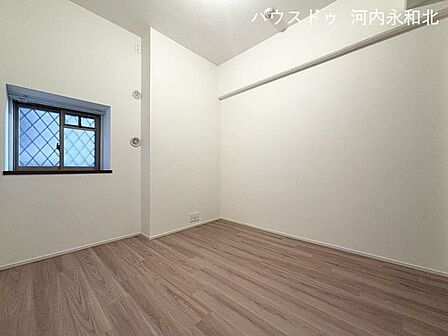落ち着いた雰囲気でリラックスして過ごせる洋室4.8帖。