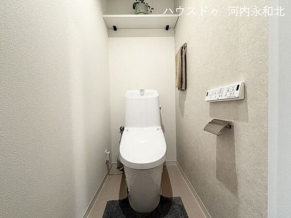 温水洗浄便座完備で、心地よい毎日をサポートします。上部には棚もあり、スッキリ収納可能です。