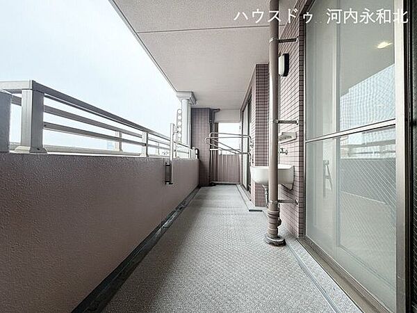 空を広く感じる、開放感抜群のバルコニー。