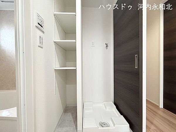 洗濯機置き場の横に設けられた収納スペースが魅力。タオルや着替え、お掃除用品までたっぷり収まります。