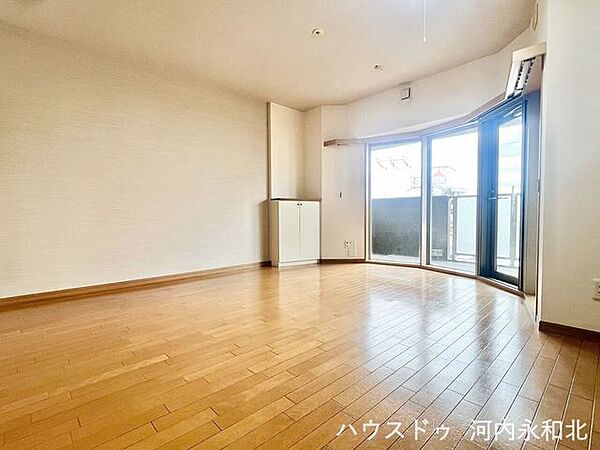 角度のついた窓から、光が立体的に差し込むリビング。心地よい開放感が魅力です！