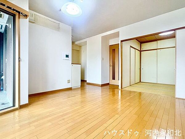 襖を開ければリビングと一体に！お子様の遊び場やお昼寝にも重宝する和室が隣接。