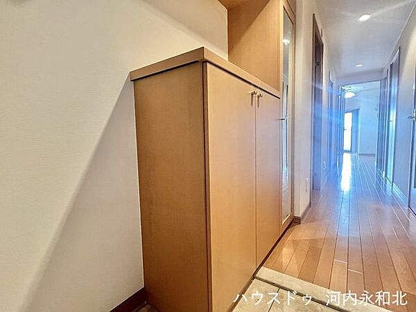 備え付けのシューズボックスはたっぷり収納できますね。カウンターは飾り棚にも♪