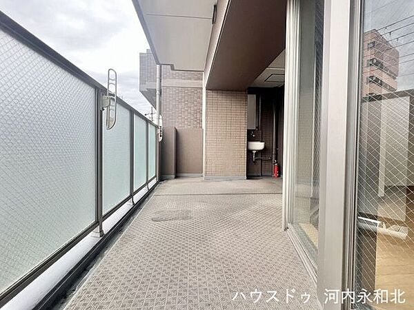 南向きで日当たり良好なワイドバルコニー。季節の花々を置いてお家と生活に彩りを。