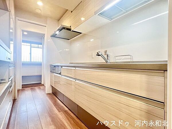 奥まで見渡せるスライド収納でスッキリ！見た目も美しく手入れもしやすいキッチン。