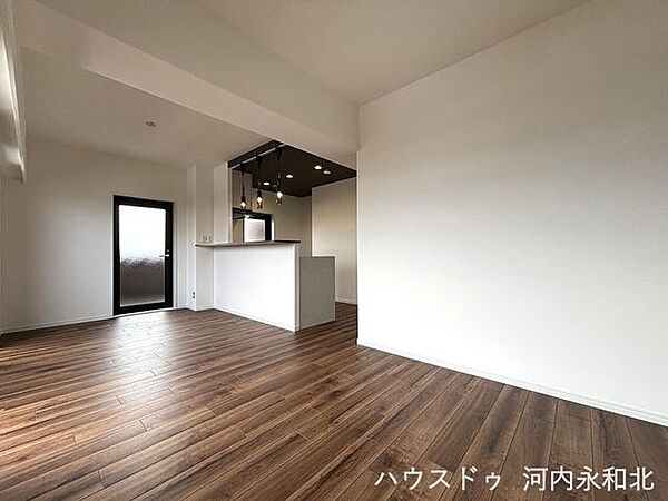ダイニングとリビングを緩やかに仕切れる縦長LDK。お好みの家具レイアウトが楽しめます。